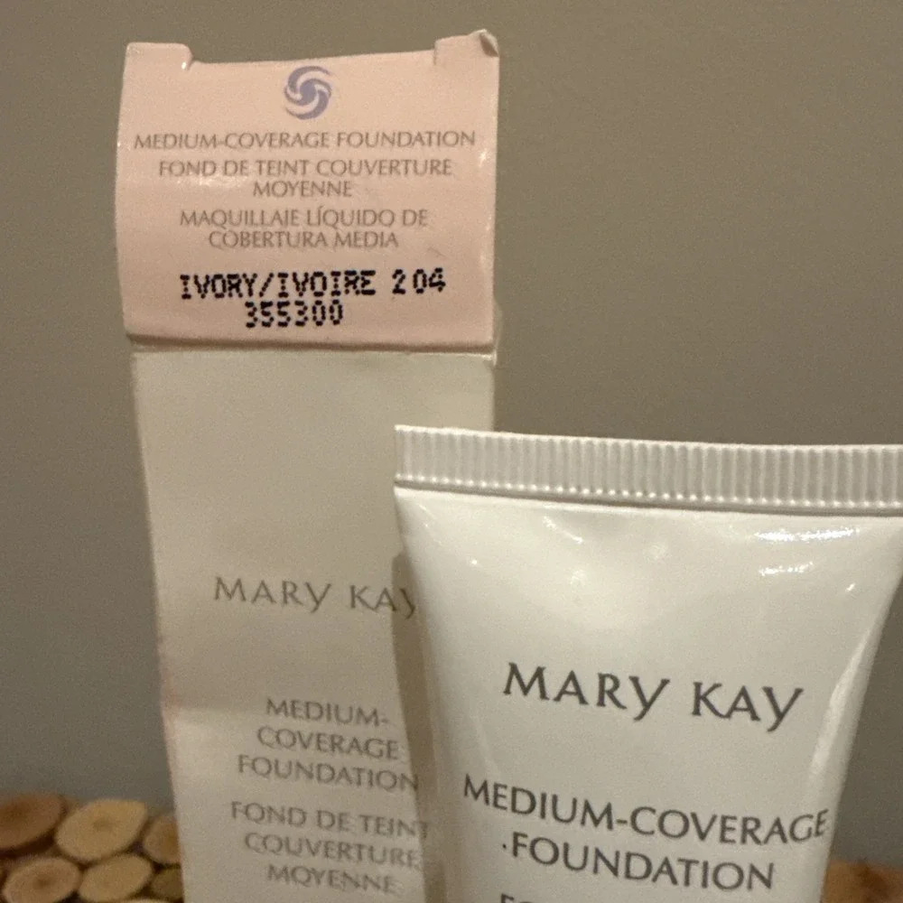 Mary Kay Medium Coverage Foundation Ivory 204‎ Pink Cap NIB #355300